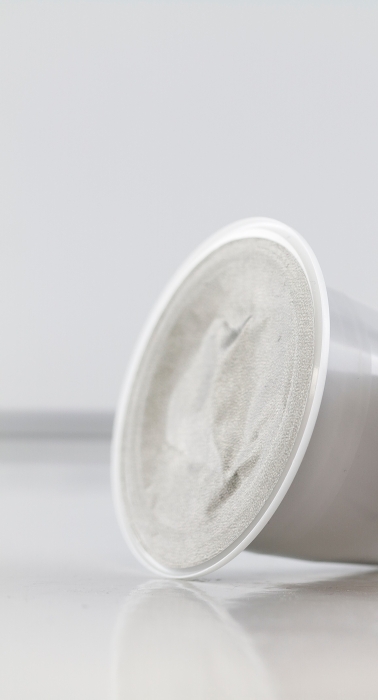 Capsule de café thermosoudée grâce au joint proposé par Subrenat qui permet l’assemblage de l'opercule et de la capsule